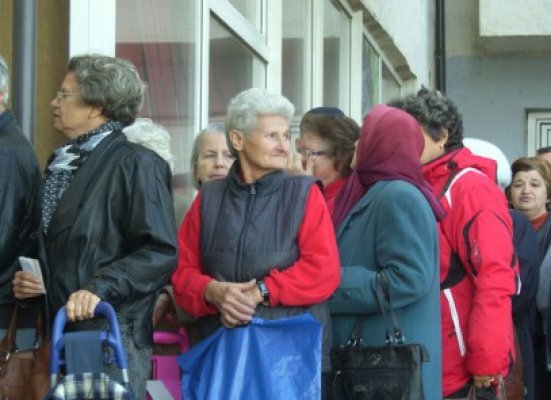 A început distribuţia pachetelor pentru pensionari